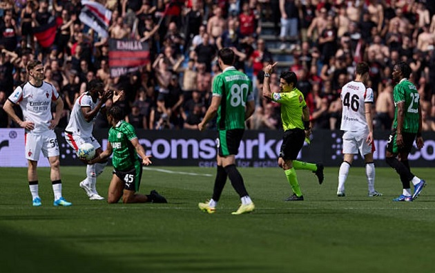 Ảnh bài viết Tomori nhận thẻ đỏ, AC Milan thua Sassuolo 0-2