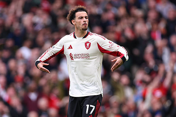 Curtis Jones – 5.9 điểm: Jones lại đá hậu vệ cánh phải, và khả năng cầm bóng của anh đã giúp Liverpool lấy lại thế trận. Có những thời điểm anh bị bắt bài khi Manchester United thực hiện những đường bóng vượt tuyến, nhưng nhìn chung đây là một màn trình diễn tốt.