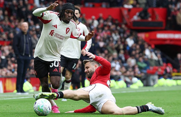 Hậu vệ trái: Luke Shaw – 6.8 điểm. Shaw thể hiện sự ổn định thường thấy với khả năng phòng ngự thông minh và những pha dâng cao hỗ trợ tấn công sắc sảo. Anh chính là người tung ra quả tạt chuẩn xác dẫn đến bàn thắng nhân đôi cách biệt của Sesko. Dù nhận một thẻ vàng, màn trình diễn tổng thể của anh vẫn rất đáng khen ngợi.

Trung vệ: Ayden Heaven – 6.7 điểm. Cầu thủ trẻ này đã có một hiệp một chơi cực kỳ chững chạc khi phong tỏa tốt các mũi nhọn của đối phương. Tuy nhiên, sự thiếu kinh nghiệm đã bộc lộ trong hiệp hai, đặc biệt là sự lúng túng trong phối hợp với thủ môn dẫn đến bàn thua thứ hai của Man Utd.

Trung vệ: Harry Maguire – 6.8 điểm. Maguire tiếp tục cho thấy vai trò thủ lĩnh ở hàng phòng ngự với nhiều pha cắt bóng và đánh chặn dứt khoát. Dù đôi lúc gặp khó khăn trước tốc độ của Szoboszlai, nhưng sự quyết liệt của anh đã giúp hàng thủ Quỷ đỏ đứng vững trước sức ép khủng khiếp từ Liverpool cuối trận.

Hậu vệ phải: Diogo Dalot – 6.5 điểm. Dalot thi đấu đầy năng nổ và nhiệt huyết bên hành lang cánh phải. Anh thực hiện tốt nhiệm vụ hạn chế tầm hoạt động của Robertson. Dù những quả tạt tấn công chưa mang lại hiệu quả cao, nhưng tinh thần chiến đấu của cầu thủ người Bồ Đào Nha luôn khiến các khán giả tại Old Trafford hài lòng.


Tiền vệ trung tâm: Casemiro – 6.9 điểm Trong trận đấu lớn có thể là cuối cùng tại Old Trafford, Casemiro đã thể hiện bản lĩnh và kinh nghiệm dày dạn. Anh là máy quét hiệu quả trước vòng cấm, giúp giảm tải áp lực cho hàng thủ bằng những tình huống tranh chấp không ngại va chạm.

Tiền vệ trung tâm: Kobbie Mainoo – 7.9 điểm. Ngôi sao sáng nhất trận đấu. Mainoo không chỉ điều tiết nhịp độ trận đấu tuyệt vời mà còn trực tiếp ghi bàn thắng quý như vàng giúp Man Utd giành chiến thắng. Một màn trình diễn đẳng cấp khẳng định lý do tại sao anh vừa được ký hợp đồng dài hạn.

Tiền đạo cánh trái: Matheus Cunha – 7.7 điểm Cunha là nguồn cảm hứng lớn trên hàng công với những pha đi bóng lắt léo khiến hàng thủ Liverpool rối loạn. Bàn thắng mở tỷ số sớm của anh đã giúp Man Utd giải tỏa áp lực và thiết lập thế trận chủ động ngay từ đầu.

Tiền vệ công: Bruno Fernandes – 6.8 điểm. Thủ quân của Man Utd vẫn là tâm điểm trong các đợt lên bóng. Dù không trực tiếp ghi bàn hay kiến tạo, nhưng nhãn quan chiến thuật của Bruno đã góp công lớn vào bàn thắng thứ hai. Anh chơi đầy nỗ lực cho đến khi rời sân để nhường chỗ cho các phương án phòng ngự.

Tiền đạo cánh phải: Bryan Mbeumo – 6.6 điểm Hoạt động tích cực bên hành lang phải và đóng góp nhiều vào lối chơi chung nhờ tốc độ. Mbeumo đã có những pha chạy chỗ thông minh, mở ra khoảng trống cho đồng đội, dù sự hiệu quả trong những pha dứt điểm cuối cùng cần được cải thiện.

Tiền đạo cắm: Benjamin Sesko – 7.1 điểm Một ngày thi đấu thành công của tiền đạo trẻ. Khả năng chọn vị trí thông minh đã giúp anh có bàn thắng nhân đôi cách biệt. Sesko cho thấy sự hòa nhập tuyệt vời trong mùa giải đầu tiên tại Ngoại hạng Anh với khả năng tì đè và dứt điểm đa dạng.