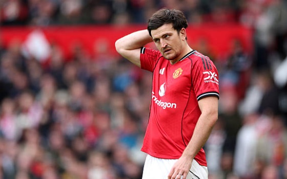 Trung vệ: Harry Maguire – 6.8 điểm. Maguire tiếp tục cho thấy vai trò thủ lĩnh ở hàng phòng ngự với nhiều pha cắt bóng và đánh chặn dứt khoát. Dù đôi lúc gặp khó khăn trước tốc độ của Szoboszlai, nhưng sự quyết liệt của anh đã giúp hàng thủ Quỷ đỏ đứng vững trước sức ép khủng khiếp từ Liverpool cuối trận.

Hậu vệ phải: Diogo Dalot – 6.5 điểm. Dalot thi đấu đầy năng nổ và nhiệt huyết bên hành lang cánh phải. Anh thực hiện tốt nhiệm vụ hạn chế tầm hoạt động của Robertson. Dù những quả tạt tấn công chưa mang lại hiệu quả cao, nhưng tinh thần chiến đấu của cầu thủ người Bồ Đào Nha luôn khiến các khán giả tại Old Trafford hài lòng.


Tiền vệ trung tâm: Casemiro – 6.9 điểm Trong trận đấu lớn có thể là cuối cùng tại Old Trafford, Casemiro đã thể hiện bản lĩnh và kinh nghiệm dày dạn. Anh là máy quét hiệu quả trước vòng cấm, giúp giảm tải áp lực cho hàng thủ bằng những tình huống tranh chấp không ngại va chạm.

Tiền vệ trung tâm: Kobbie Mainoo – 7.9 điểm. Ngôi sao sáng nhất trận đấu. Mainoo không chỉ điều tiết nhịp độ trận đấu tuyệt vời mà còn trực tiếp ghi bàn thắng quý như vàng giúp Man Utd giành chiến thắng. Một màn trình diễn đẳng cấp khẳng định lý do tại sao anh vừa được ký hợp đồng dài hạn.

Tiền đạo cánh trái: Matheus Cunha – 7.7 điểm Cunha là nguồn cảm hứng lớn trên hàng công với những pha đi bóng lắt léo khiến hàng thủ Liverpool rối loạn. Bàn thắng mở tỷ số sớm của anh đã giúp Man Utd giải tỏa áp lực và thiết lập thế trận chủ động ngay từ đầu.

Tiền vệ công: Bruno Fernandes – 6.8 điểm. Thủ quân của Man Utd vẫn là tâm điểm trong các đợt lên bóng. Dù không trực tiếp ghi bàn hay kiến tạo, nhưng nhãn quan chiến thuật của Bruno đã góp công lớn vào bàn thắng thứ hai. Anh chơi đầy nỗ lực cho đến khi rời sân để nhường chỗ cho các phương án phòng ngự.

Tiền đạo cánh phải: Bryan Mbeumo – 6.6 điểm Hoạt động tích cực bên hành lang phải và đóng góp nhiều vào lối chơi chung nhờ tốc độ. Mbeumo đã có những pha chạy chỗ thông minh, mở ra khoảng trống cho đồng đội, dù sự hiệu quả trong những pha dứt điểm cuối cùng cần được cải thiện.

Tiền đạo cắm: Benjamin Sesko – 7.1 điểm Một ngày thi đấu thành công của tiền đạo trẻ. Khả năng chọn vị trí thông minh đã giúp anh có bàn thắng nhân đôi cách biệt. Sesko cho thấy sự hòa nhập tuyệt vời trong mùa giải đầu tiên tại Ngoại hạng Anh với khả năng tì đè và dứt điểm đa dạng.