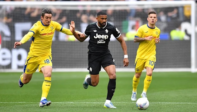 Juventus chia điểm với Verona.