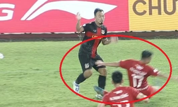 Pha vào bóng nguy hiểm của Hoàng Minh. Ảnh: Znews