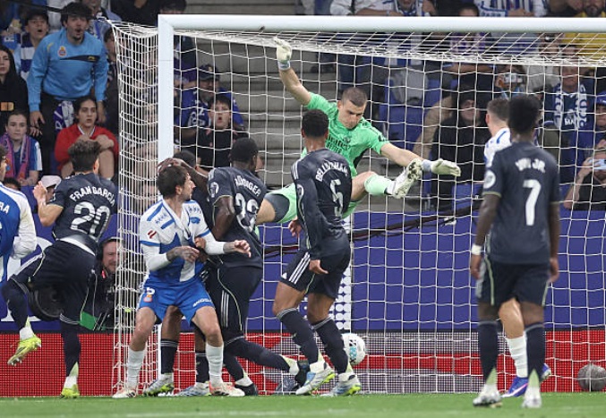 Thủ môn: Andriy Lunin – 7.9 điểm Thủ thành người Ukraine đã có một ngày thi đấu vô cùng tập trung và hiệu quả. Dù Espanyol không tạo ra quá nhiều tình huống hãm thành hiểm hóc, Lunin vẫn cho thấy khả năng làm chủ không gian và phản xạ ấn tượng trong những pha băng ra cản phá kịp thời. Sự ổn định của anh chính là điểm tựa vững chắc giúp hàng thủ Real Madrid giữ sạch lưới trong trận này.

Hậu vệ trái: Ferland Mendy – 6.1 điểm Hậu vệ người Pháp đã có một khởi đầu không may mắn khi buộc phải rời sân chỉ sau 14 phút thi đấu do dính chấn thương. Trong khoảng thời gian ngắn ngủi hiện diện trên sân, Mendy chơi tròn vai ở khâu phòng ngự nhưng chưa kịp để lại dấu ấn nào đáng kể trong mặt trận tấn công.

Trung vệ: Dean Huijsen – 7.7 điểm Trong một ngày được trao cơ hội đá chính, tài năng trẻ Huijsen đã thể hiện sự chững chạc vượt bậc. Dù có đôi chút lúng túng ở những phút đầu trận, anh nhanh chóng lấy lại sự tự tin để thực hiện những pha đánh chặn và thu hồi bóng chuẩn xác. Điểm số 7.7 phản ánh đúng màn trình diễn đầy hứa hẹn của trung vệ này nơi hàng thủ.

Trung vệ: Antonio Rudiger – 7.6 điểm Vẫn là một "hòn đá tảng" vững chắc nơi trung tâm hàng phòng ngự. Ruediger không ngại va chạm và luôn có mặt ở những điểm nóng để giải vây cho đồng đội. Sự quyết liệt cùng kinh nghiệm dày dạn của trung vệ người Đức đã giúp ngăn chặn triệt để các pha phản công nhanh của đội chủ nhà.

Hậu vệ phải: Trent Alexander-Arnold – 7.3 điểm Tân binh người Anh tiếp tục khẳng định giá trị với những đường chuyền mở ra cơ hội rõ rệt cho đồng đội. Dù phải nhận một thẻ vàng sau những tình huống tranh chấp quá mức cần thiết, Trent vẫn đóng góp tích cực vào việc điều tiết lối chơi và hỗ trợ tấn công hiệu quả từ hành lang cánh phải.

Tiền vệ trung tâm: Aurelien Tchouameni – 7.4 điểm Đảm nhiệm vai trò mỏ neo, Tchouameni đã hoàn thành xuất sắc nhiệm vụ càn quét phía trước hàng phòng ngự. Anh là người có nhiều đóng góp phòng ngự nhất trên sân với khả năng đọc tình huống và cắt bóng nhạy bén. Sự điềm tĩnh của cầu thủ người Pháp giúp Real kiểm soát hoàn toàn tuyến giữa trong hiệp hai.

Tiền vệ trung tâm: Thiago Pitarch – 6.3 điểm Trái ngược với người đá cặp, Pitarch đã có một trận đấu dưới sức. Anh thường xuyên bị các cầu thủ Espanyol áp sát và dễ dàng để mất bóng trong những tình huống tranh chấp tay đôi. Việc bị thay ra sớm là hệ quả của một màn trình diễn thiếu cơ động và sức mạnh cần thiết ở khu trung tuyến.

Tiền đạo cánh phải: Federico Valverde – 7.0 điểm "Người không phổi" của Real Madrid vẫn duy trì cường độ hoạt động đáng nể suốt 90 phút. Valverde xuất hiện ở mọi vị trí trên sân, từ hỗ trợ phòng ngự sâu bên phần sân nhà đến dâng cao phối hợp tấn công biên. Dù không trực tiếp ghi bàn, tinh thần chiến đấu của anh là vô cùng quan trọng.

Tiền vệ công: Jude Bellingham – 7.8 điểm Tiếp tục chứng minh tại sao anh là linh hồn trong lối chơi của Real Madrid. Bellingham thi đấu tự do, liên tục di chuyển tạo khoảng trống và là chủ nhân của đường kiến tạo đẳng cấp bằng gót chân giúp Vinicius ấn định tỷ số. Khả năng gây đột biến của anh luôn khiến hàng thủ đối phương phải dè chừng.

Tiền đạo cánh trái: Vinicius Junior – 9.0 điểm Ngôi sao sáng nhất trận đấu với cú đúp bàn thắng đầy đẳng cấp. Tốc độ, kỹ thuật và khả năng dứt điểm tinh tế của cầu thủ người Brazil đã khuất phục hoàn toàn hàng phòng ngự Espanyol. Một màn trình diễn hoàn hảo, chỉ tiếc là anh phải rời sân sớm để tránh nguy cơ nhận thẻ vàng thứ hai.

Tiền đạo cắm: Brahim Diaz – 5.8 điểm Diaz đã có một trận đấu nhạt nhòa khi đảm nhiệm vai trò mũi nhọn trên hàng công. Anh thiếu đi sự sắc bén trong các pha dứt điểm và thường xuyên bị chia cắt với các vệ tinh xung quanh. Tấm thẻ vàng phải nhận càng làm mờ nhạt đi một ngày thi đấu đáng quên của cầu thủ này.