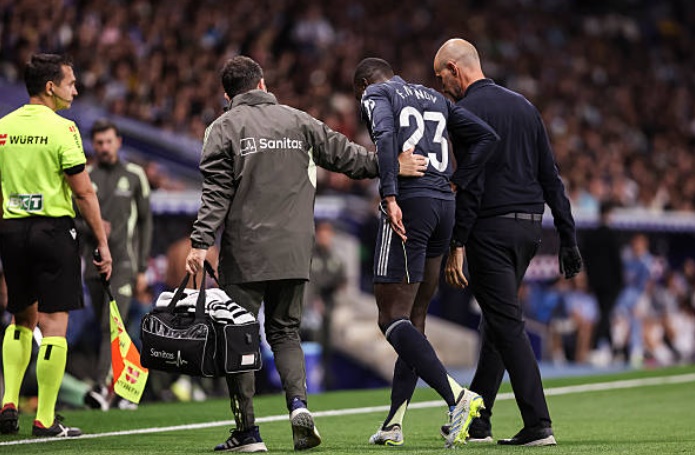 Hậu vệ trái: Ferland Mendy – 6.1 điểm Hậu vệ người Pháp đã có một khởi đầu không may mắn khi buộc phải rời sân chỉ sau 14 phút thi đấu do dính chấn thương. Trong khoảng thời gian ngắn ngủi hiện diện trên sân, Mendy chơi tròn vai ở khâu phòng ngự nhưng chưa kịp để lại dấu ấn nào đáng kể trong mặt trận tấn công.

Trung vệ: Dean Huijsen – 7.7 điểm Trong một ngày được trao cơ hội đá chính, tài năng trẻ Huijsen đã thể hiện sự chững chạc vượt bậc. Dù có đôi chút lúng túng ở những phút đầu trận, anh nhanh chóng lấy lại sự tự tin để thực hiện những pha đánh chặn và thu hồi bóng chuẩn xác. Điểm số 7.7 phản ánh đúng màn trình diễn đầy hứa hẹn của trung vệ này nơi hàng thủ.

Trung vệ: Antonio Rudiger – 7.6 điểm Vẫn là một "hòn đá tảng" vững chắc nơi trung tâm hàng phòng ngự. Ruediger không ngại va chạm và luôn có mặt ở những điểm nóng để giải vây cho đồng đội. Sự quyết liệt cùng kinh nghiệm dày dạn của trung vệ người Đức đã giúp ngăn chặn triệt để các pha phản công nhanh của đội chủ nhà.

Hậu vệ phải: Trent Alexander-Arnold – 7.3 điểm Tân binh người Anh tiếp tục khẳng định giá trị với những đường chuyền mở ra cơ hội rõ rệt cho đồng đội. Dù phải nhận một thẻ vàng sau những tình huống tranh chấp quá mức cần thiết, Trent vẫn đóng góp tích cực vào việc điều tiết lối chơi và hỗ trợ tấn công hiệu quả từ hành lang cánh phải.

Tiền vệ trung tâm: Aurelien Tchouameni – 7.4 điểm Đảm nhiệm vai trò mỏ neo, Tchouameni đã hoàn thành xuất sắc nhiệm vụ càn quét phía trước hàng phòng ngự. Anh là người có nhiều đóng góp phòng ngự nhất trên sân với khả năng đọc tình huống và cắt bóng nhạy bén. Sự điềm tĩnh của cầu thủ người Pháp giúp Real kiểm soát hoàn toàn tuyến giữa trong hiệp hai.

Tiền vệ trung tâm: Thiago Pitarch – 6.3 điểm Trái ngược với người đá cặp, Pitarch đã có một trận đấu dưới sức. Anh thường xuyên bị các cầu thủ Espanyol áp sát và dễ dàng để mất bóng trong những tình huống tranh chấp tay đôi. Việc bị thay ra sớm là hệ quả của một màn trình diễn thiếu cơ động và sức mạnh cần thiết ở khu trung tuyến.

Tiền đạo cánh phải: Federico Valverde – 7.0 điểm "Người không phổi" của Real Madrid vẫn duy trì cường độ hoạt động đáng nể suốt 90 phút. Valverde xuất hiện ở mọi vị trí trên sân, từ hỗ trợ phòng ngự sâu bên phần sân nhà đến dâng cao phối hợp tấn công biên. Dù không trực tiếp ghi bàn, tinh thần chiến đấu của anh là vô cùng quan trọng.

Tiền vệ công: Jude Bellingham – 7.8 điểm Tiếp tục chứng minh tại sao anh là linh hồn trong lối chơi của Real Madrid. Bellingham thi đấu tự do, liên tục di chuyển tạo khoảng trống và là chủ nhân của đường kiến tạo đẳng cấp bằng gót chân giúp Vinicius ấn định tỷ số. Khả năng gây đột biến của anh luôn khiến hàng thủ đối phương phải dè chừng.

Tiền đạo cánh trái: Vinicius Junior – 9.0 điểm Ngôi sao sáng nhất trận đấu với cú đúp bàn thắng đầy đẳng cấp. Tốc độ, kỹ thuật và khả năng dứt điểm tinh tế của cầu thủ người Brazil đã khuất phục hoàn toàn hàng phòng ngự Espanyol. Một màn trình diễn hoàn hảo, chỉ tiếc là anh phải rời sân sớm để tránh nguy cơ nhận thẻ vàng thứ hai.

Tiền đạo cắm: Brahim Diaz – 5.8 điểm Diaz đã có một trận đấu nhạt nhòa khi đảm nhiệm vai trò mũi nhọn trên hàng công. Anh thiếu đi sự sắc bén trong các pha dứt điểm và thường xuyên bị chia cắt với các vệ tinh xung quanh. Tấm thẻ vàng phải nhận càng làm mờ nhạt đi một ngày thi đấu đáng quên của cầu thủ này.