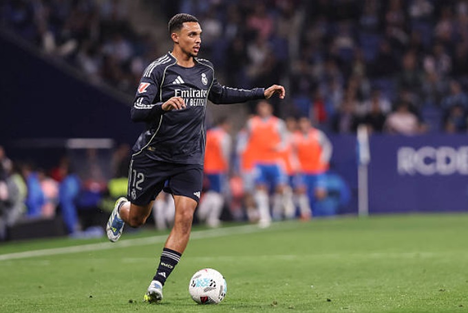 Hậu vệ phải: Trent Alexander-Arnold – 7.3 điểm Tân binh người Anh tiếp tục khẳng định giá trị với những đường chuyền mở ra cơ hội rõ rệt cho đồng đội. Dù phải nhận một thẻ vàng sau những tình huống tranh chấp quá mức cần thiết, Trent vẫn đóng góp tích cực vào việc điều tiết lối chơi và hỗ trợ tấn công hiệu quả từ hành lang cánh phải.

Tiền vệ trung tâm: Aurelien Tchouameni – 7.4 điểm Đảm nhiệm vai trò mỏ neo, Tchouameni đã hoàn thành xuất sắc nhiệm vụ càn quét phía trước hàng phòng ngự. Anh là người có nhiều đóng góp phòng ngự nhất trên sân với khả năng đọc tình huống và cắt bóng nhạy bén. Sự điềm tĩnh của cầu thủ người Pháp giúp Real kiểm soát hoàn toàn tuyến giữa trong hiệp hai.

Tiền vệ trung tâm: Thiago Pitarch – 6.3 điểm Trái ngược với người đá cặp, Pitarch đã có một trận đấu dưới sức. Anh thường xuyên bị các cầu thủ Espanyol áp sát và dễ dàng để mất bóng trong những tình huống tranh chấp tay đôi. Việc bị thay ra sớm là hệ quả của một màn trình diễn thiếu cơ động và sức mạnh cần thiết ở khu trung tuyến.

Tiền đạo cánh phải: Federico Valverde – 7.0 điểm "Người không phổi" của Real Madrid vẫn duy trì cường độ hoạt động đáng nể suốt 90 phút. Valverde xuất hiện ở mọi vị trí trên sân, từ hỗ trợ phòng ngự sâu bên phần sân nhà đến dâng cao phối hợp tấn công biên. Dù không trực tiếp ghi bàn, tinh thần chiến đấu của anh là vô cùng quan trọng.

Tiền vệ công: Jude Bellingham – 7.8 điểm Tiếp tục chứng minh tại sao anh là linh hồn trong lối chơi của Real Madrid. Bellingham thi đấu tự do, liên tục di chuyển tạo khoảng trống và là chủ nhân của đường kiến tạo đẳng cấp bằng gót chân giúp Vinicius ấn định tỷ số. Khả năng gây đột biến của anh luôn khiến hàng thủ đối phương phải dè chừng.

Tiền đạo cánh trái: Vinicius Junior – 9.0 điểm Ngôi sao sáng nhất trận đấu với cú đúp bàn thắng đầy đẳng cấp. Tốc độ, kỹ thuật và khả năng dứt điểm tinh tế của cầu thủ người Brazil đã khuất phục hoàn toàn hàng phòng ngự Espanyol. Một màn trình diễn hoàn hảo, chỉ tiếc là anh phải rời sân sớm để tránh nguy cơ nhận thẻ vàng thứ hai.

Tiền đạo cắm: Brahim Diaz – 5.8 điểm Diaz đã có một trận đấu nhạt nhòa khi đảm nhiệm vai trò mũi nhọn trên hàng công. Anh thiếu đi sự sắc bén trong các pha dứt điểm và thường xuyên bị chia cắt với các vệ tinh xung quanh. Tấm thẻ vàng phải nhận càng làm mờ nhạt đi một ngày thi đấu đáng quên của cầu thủ này.