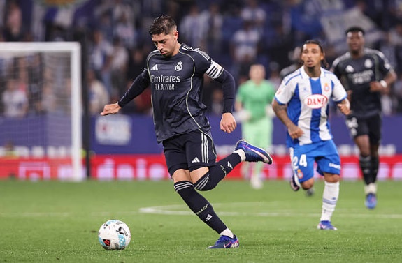 Tiền đạo cánh phải: Federico Valverde – 7.0 điểm "Người không phổi" của Real Madrid vẫn duy trì cường độ hoạt động đáng nể suốt 90 phút. Valverde xuất hiện ở mọi vị trí trên sân, từ hỗ trợ phòng ngự sâu bên phần sân nhà đến dâng cao phối hợp tấn công biên. Dù không trực tiếp ghi bàn, tinh thần chiến đấu của anh là vô cùng quan trọng.

Tiền vệ công: Jude Bellingham – 7.8 điểm Tiếp tục chứng minh tại sao anh là linh hồn trong lối chơi của Real Madrid. Bellingham thi đấu tự do, liên tục di chuyển tạo khoảng trống và là chủ nhân của đường kiến tạo đẳng cấp bằng gót chân giúp Vinicius ấn định tỷ số. Khả năng gây đột biến của anh luôn khiến hàng thủ đối phương phải dè chừng.

Tiền đạo cánh trái: Vinicius Junior – 9.0 điểm Ngôi sao sáng nhất trận đấu với cú đúp bàn thắng đầy đẳng cấp. Tốc độ, kỹ thuật và khả năng dứt điểm tinh tế của cầu thủ người Brazil đã khuất phục hoàn toàn hàng phòng ngự Espanyol. Một màn trình diễn hoàn hảo, chỉ tiếc là anh phải rời sân sớm để tránh nguy cơ nhận thẻ vàng thứ hai.

Tiền đạo cắm: Brahim Diaz – 5.8 điểm Diaz đã có một trận đấu nhạt nhòa khi đảm nhiệm vai trò mũi nhọn trên hàng công. Anh thiếu đi sự sắc bén trong các pha dứt điểm và thường xuyên bị chia cắt với các vệ tinh xung quanh. Tấm thẻ vàng phải nhận càng làm mờ nhạt đi một ngày thi đấu đáng quên của cầu thủ này.