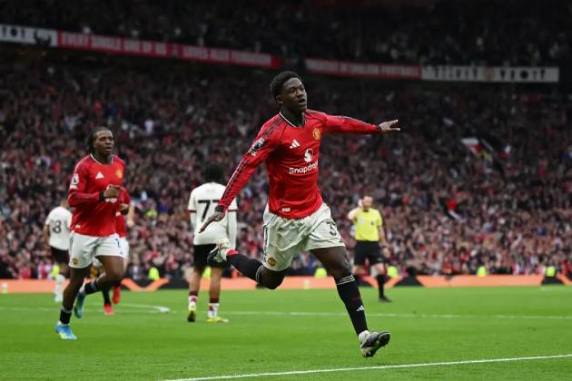 Ảnh bài viết Hạ Liverpool, Mainoo được CĐV MU tặng bài hát riêng