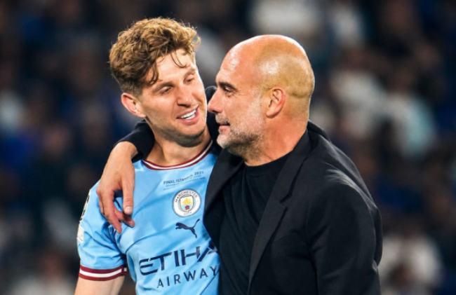 Pep Guardiola dành tình cảm cho Stones.