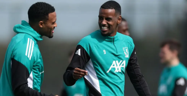 Arne Slot báo tin vui về Alexander Isak sau trận thua MU