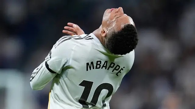 Ảnh bài viết Đi nghỉ mát ồn ào, Mbappe chọc giận phòng thay đồ Real