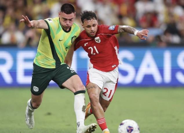 KNVB nhận định James (áo đỏ) không biết việc thay đổi quốc tịch dẫn đến hậu quả pháp lý.
