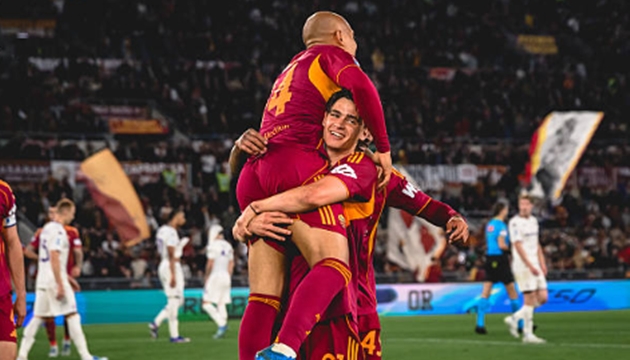 Roma đại thắng Fiorentina.