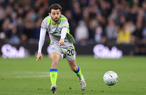 Bernardo Silva (6.5 điểm): Hoạt động không biết mệt mỏi trên khắp mặt sân và là hạt nhân trong lối chơi pressing. Dù vậy, tầm ảnh hưởng của tiền vệ người Bồ Đào Nha giảm sút đáng kể sau giờ nghỉ khi Man City đánh mất thế trận vào tay đối thủ.

Rayan Cherki (7.0 điểm): Một trận đấu tương đối thành công của tân binh này với một đường kiến tạo dọn cỗ cho Doku. Cherki thi đấu sáng tạo, luôn là nguồn cung cấp bóng nguy hiểm cho hàng công và suýt chút nữa đã có bàn thắng cho riêng mình.

Antoine Semenyo (6.3 điểm): Thể hiện tốc độ và sự lắt léo bên hành lang cánh phải trong khoảng thời gian đầu trận. Tuy nhiên, Semenyo lại thiếu đi sự sắc sảo trong các pha dứt điểm cuối cùng và sớm bị thay ra khi thể lực giảm sút.

Erling Haaland (7.5 điểm): Dù không có nhiều bóng và phạm sai lầm trong tình huống chống phạt góc dẫn đến bàn thua, Haaland vẫn chứng minh đẳng cấp của một sát thủ. Pha dứt điểm lạnh lùng rút ngắn tỷ số xuống 2-3 của anh chính là tiền đề cho giúp Man City vùng lên sau đó.

Jeremy Doku (8.6 điểm): Cầu thủ xuất sắc nhất trận đấu. Doku là nỗi khiếp sợ thường trực cho hàng thủ Everton bằng những pha đi bóng tốc độ. Hai siêu phẩm từ cả hai chân, đặc biệt là bàn gỡ hòa 3-3 ở phút 90+7, đã trực tiếp mang về điểm số cho Man City.