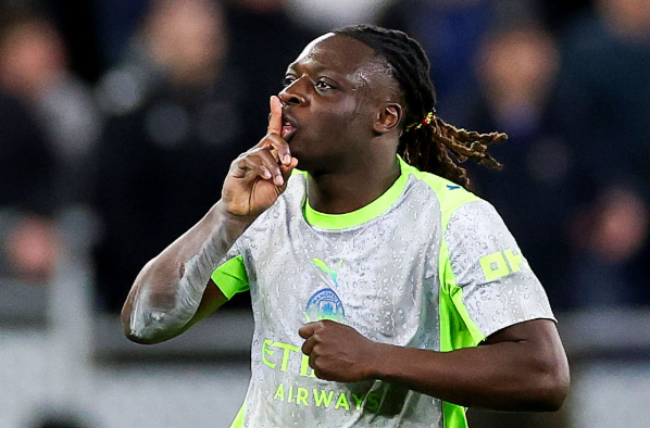 Doku ghi 2 bàn cho Man City.