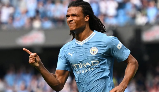 Ake trong màu áo Man City.