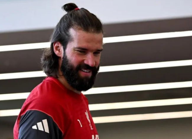 Juventus nhắm Alisson.