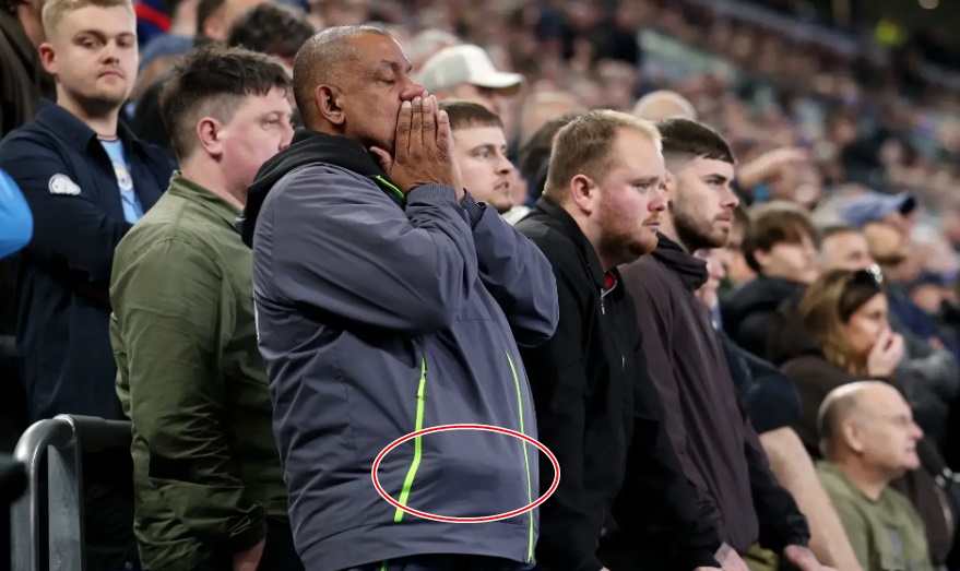 Dù vẫn mang theo ''bảo bối'', nhưng nỗi buồn giờ đây đã khỏa lấp tâm trí CĐV Man City.
