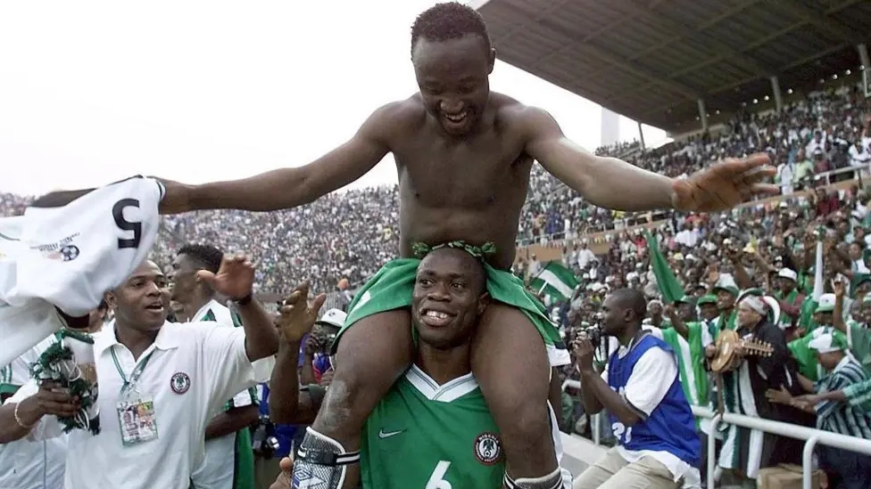 Tijani Babangida được một huyền thoại trong game khác là Taribo West cõng trên vai.