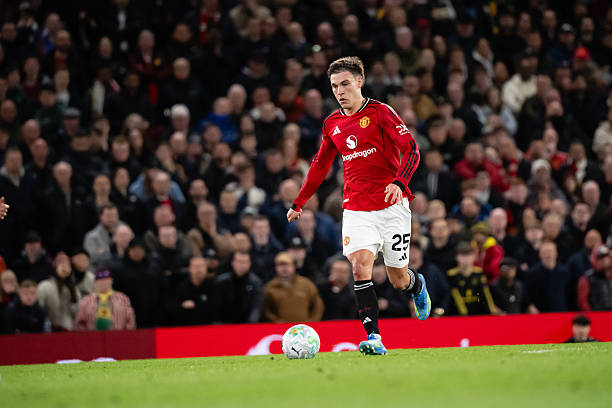 Ugarte khó trụ lại Old Trafford.