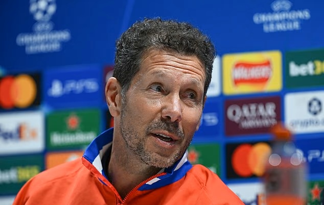 Simeone trong cuộc họp báo trước trận.