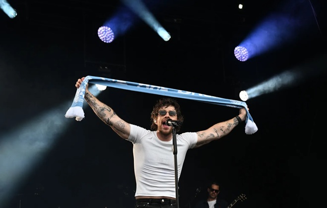 Ảnh bài viết Sao nhạc Pop bẽ mặt vì nhận vơ Coventry dù là fan MU