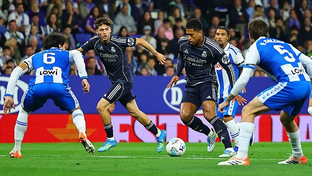 Bellingham nhảy múa trước vòng vây của Espanyol.