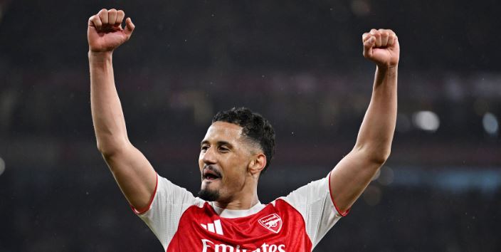 William Saliba (7.6): Một pha đánh đầu hụt suýt chút nữa khiến đội nhà trả giá, nhưng nhìn chung anh vẫn rất vững chãi.

Gabriel (7.8): Có pha can thiệp "vàng" ngay đầu hiệp hai để bảo toàn mành lưới.

Riccardo Calafiori (7): Mạnh mẽ trong không chiến nhưng lại gặp khó khăn ở các pha tranh chấp dưới mặt đất.



Declan Rice (7.5): Cú tắc bóng cứu thua ở phút 11 là điểm nhấn. Anh di chuyển không mệt mỏi và là động cơ thúc đẩy toàn đội.

Myles Lewis-Skelly (6.8): Tiếp tục được tin dùng thay vì Martin Zubimendi. Anh kiểm soát bóng tốt ở giữa sân nhưng ít đóng góp vào mặt trận tấn công.

Bukayo Saka (7.7): Dù chưa đạt 100% thể lực và gặp khó khăn trước khi ghi bàn, nhưng pha lập công quyết định là tất cả những gì anh cần làm.

Eberechi Eze (6.9): Bị các cầu thủ Atletico phong tỏa không gian chơi bóng, khiến anh khó tạo ra tầm ảnh hưởng.

Leandro Trossard (7.4): Có tình huống té ngã hơi dễ dàng trong vòng cấm ở hiệp một, nhưng đóng vai trò quan trọng trong bàn mở tỷ số.

Viktor Gyokeres (7.5): Chăm chỉ chạy chỗ tạo khoảng trống giúp đồng đội ghi bàn, nhưng với tư cách là một số 9 đắt giá, anh đã gây thất vọng khi bỏ lỡ cơ hội ngon ăn để kết liễu trận đấu trong hiệp hai.

Chấm điểm các cầu thủ sau trận. Ảnh: BongDa.com.vn.