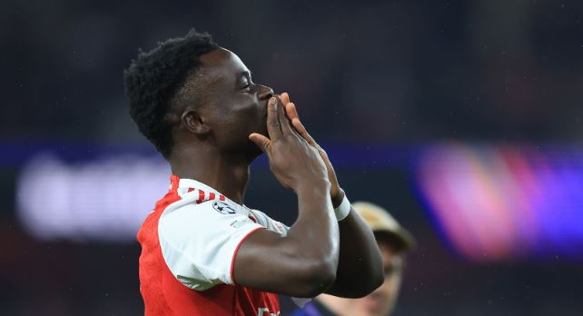 Bukayo Saka (7.7): Dù chưa đạt 100% thể lực và gặp khó khăn trước khi ghi bàn, nhưng pha lập công quyết định là tất cả những gì anh cần làm.

Eberechi Eze (6.9): Bị các cầu thủ Atletico phong tỏa không gian chơi bóng, khiến anh khó tạo ra tầm ảnh hưởng.

Leandro Trossard (7.4): Có tình huống té ngã hơi dễ dàng trong vòng cấm ở hiệp một, nhưng đóng vai trò quan trọng trong bàn mở tỷ số.

Viktor Gyokeres (7.5): Chăm chỉ chạy chỗ tạo khoảng trống giúp đồng đội ghi bàn, nhưng với tư cách là một số 9 đắt giá, anh đã gây thất vọng khi bỏ lỡ cơ hội ngon ăn để kết liễu trận đấu trong hiệp hai.

Chấm điểm các cầu thủ sau trận. Ảnh: BongDa.com.vn.