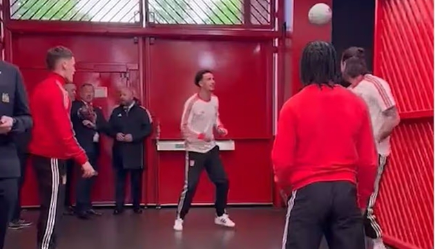 Dàn sao Liverpool thoải mái tâng bóng trong đường hầm sân Old Trafford.