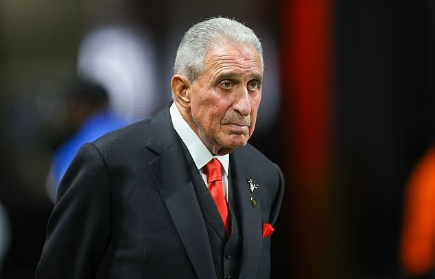 Ảnh bài viết Tỷ phú Mỹ cam kết không tăng giá dịch vụ World Cup