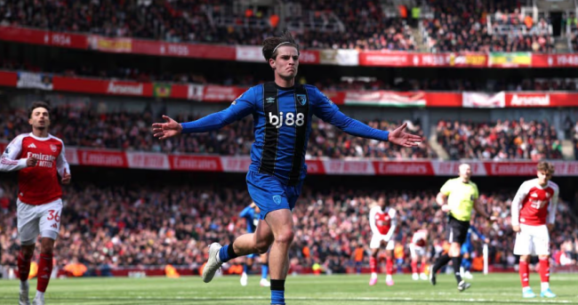 MU tự tin chiêu mộ Alex Scott.