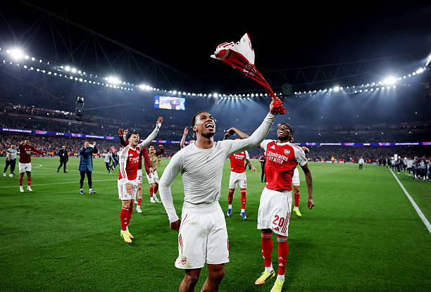 Vinh quang đang chờ đợi Arsenal.