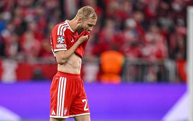 Konrad Laimer (6.5/10): Laimer có nhiều tình huống dâng cao hỗ trợ tấn công bên hành lang của Olise. Tuy nhiên, việc đẩy cao đội hình quá mức khiến anh thường xuyên bị kẹt lại phía trên, vô tình đẩy Upamecano vào thế phải đối mặt trực diện với các pha phản công từ Kvaratskhelia.

Dayot Upamecano (6.5/10): Một trận đấu đầy thử thách với trung vệ người Pháp khi anh liên tục bị Kvaratskhelia vượt mặt bằng tốc độ và kỹ thuật cá nhân điêu luyện. Upamecano cũng là người chịu trách nhiệm chính khi để sổng ngôi sao người Georgia trong tình huống dẫn đến bàn mở tỷ số của PSG.

Jonathan Tah (6.1/10): Tah làm khá tốt nhiệm vụ kiềm tỏa Doue trong các pha đối đầu tay đôi và thực hiện được một vài tình huống giải nguy quan trọng trong vòng cấm. Tuy nhiên, điểm trừ lớn của anh là pha bỏ lỡ đáng tiếc từ tình huống đánh đầu cận thành ở cuối hiệp một.

Josip Stanisic (6.3/10): Stanisic có một ngày thi đấu tương đối nhàn nhã do PSG chủ yếu tập trung hỏa lực bên cánh đối diện. Dù phòng ngự ổn định nhưng anh lại đóng góp quá ít vào mặt trận tấn công, khiến Bayern thiếu đi sự đột biến ở hành lang của mình.

Aleksandar Pavlovic (6.6/10): Tài năng trẻ này đóng vai trò "máy quét" ổn định ở khu vực trung tuyến. Tuy nhiên, lối chơi của anh có phần an toàn quá mức. PSG dường như khá hài lòng khi để Pavlovic cầm bóng vì anh không tạo ra được nhiều tình huống mang tính sát thương lên hàng thủ đối phương.

Joshua Kimmich (6.5/10): Thủ quân của Bayern có phần bị lu mờ trước sự cơ động và xuất sắc của hàng tiền vệ PSG. Khi xâm nhập vào khu vực 1/3 cuối sân, những đường chuyền quyết định của Kimmich thường xuyên thiếu đi độ chính xác cần thiết để mở ra cơ hội rõ rệt.

Jamal Musiala (6.4/10): Ngoại trừ khoảng 5 phút bùng nổ cuối hiệp một, Musiala gần như "mất tích" trong phần lớn thời gian còn lại. Ngôi sao người Đức gặp khó khăn trong việc tìm kiếm khoảng trống giữa các tuyến và không thể kết nối hiệu quả với bộ ba tiền đạo phía trên.

Luis Diaz (6.6/10): Trong những phút đầu, Diaz chơi áp đảo và gây nhiều khó khăn cho Zaire-Emery. Tuy nhiên, anh thường xử lý bóng quá rườm rà khi tiến sát vòng cấm địa. Ở hiệp hai, chính Diaz là người tạo ra tình huống nguy hiểm nhất buộc thủ thành Safonov phải vất vả cản phá, nhưng chừng đó là chưa đủ để mang về chiến thắng.

Harry Kane (7.5/10): Kane tiếp tục lối chơi lùi sâu để hỗ trợ phòng ngự nhưng không đạt hiệu quả cao như trận lượt đi. Anh bị bộ đôi Pacho và Marquinhos phong tỏa gắt gao trong phần lớn trận đấu. Dù vậy, đẳng cấp của một ngôi sao đã lên tiếng đúng lúc với pha xoay người dứt điểm gỡ hòa vô cùng tinh tế.

Michael Olise (6.9/10): Một màn trình diễn dưới sức so với tiêu chuẩn cao mà Olise đã thiết lập từ đầu mùa. Dù sớm khiến Nuno Mendes phải nhận thẻ vàng, anh lại không thể tận dụng lợi thế đó. Olise bỏ lỡ nhiều cơ hội ngon ăn, tiêu biểu là cú dứt điểm đưa bóng đi vọt xà ngang đầy đáng tiếc.

Điểm số dành cho các cầu thủ Bayern Munich. Ảnh: BongDa.com.vn.