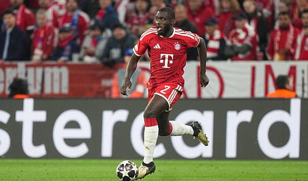 Dayot Upamecano (6.5/10): Một trận đấu đầy thử thách với trung vệ người Pháp khi anh liên tục bị Kvaratskhelia vượt mặt bằng tốc độ và kỹ thuật cá nhân điêu luyện. Upamecano cũng là người chịu trách nhiệm chính khi để sổng ngôi sao người Georgia trong tình huống dẫn đến bàn mở tỷ số của PSG.

Jonathan Tah (6.1/10): Tah làm khá tốt nhiệm vụ kiềm tỏa Doue trong các pha đối đầu tay đôi và thực hiện được một vài tình huống giải nguy quan trọng trong vòng cấm. Tuy nhiên, điểm trừ lớn của anh là pha bỏ lỡ đáng tiếc từ tình huống đánh đầu cận thành ở cuối hiệp một.

Josip Stanisic (6.3/10): Stanisic có một ngày thi đấu tương đối nhàn nhã do PSG chủ yếu tập trung hỏa lực bên cánh đối diện. Dù phòng ngự ổn định nhưng anh lại đóng góp quá ít vào mặt trận tấn công, khiến Bayern thiếu đi sự đột biến ở hành lang của mình.

Aleksandar Pavlovic (6.6/10): Tài năng trẻ này đóng vai trò "máy quét" ổn định ở khu vực trung tuyến. Tuy nhiên, lối chơi của anh có phần an toàn quá mức. PSG dường như khá hài lòng khi để Pavlovic cầm bóng vì anh không tạo ra được nhiều tình huống mang tính sát thương lên hàng thủ đối phương.

Joshua Kimmich (6.5/10): Thủ quân của Bayern có phần bị lu mờ trước sự cơ động và xuất sắc của hàng tiền vệ PSG. Khi xâm nhập vào khu vực 1/3 cuối sân, những đường chuyền quyết định của Kimmich thường xuyên thiếu đi độ chính xác cần thiết để mở ra cơ hội rõ rệt.

Jamal Musiala (6.4/10): Ngoại trừ khoảng 5 phút bùng nổ cuối hiệp một, Musiala gần như "mất tích" trong phần lớn thời gian còn lại. Ngôi sao người Đức gặp khó khăn trong việc tìm kiếm khoảng trống giữa các tuyến và không thể kết nối hiệu quả với bộ ba tiền đạo phía trên.

Luis Diaz (6.6/10): Trong những phút đầu, Diaz chơi áp đảo và gây nhiều khó khăn cho Zaire-Emery. Tuy nhiên, anh thường xử lý bóng quá rườm rà khi tiến sát vòng cấm địa. Ở hiệp hai, chính Diaz là người tạo ra tình huống nguy hiểm nhất buộc thủ thành Safonov phải vất vả cản phá, nhưng chừng đó là chưa đủ để mang về chiến thắng.

Harry Kane (7.5/10): Kane tiếp tục lối chơi lùi sâu để hỗ trợ phòng ngự nhưng không đạt hiệu quả cao như trận lượt đi. Anh bị bộ đôi Pacho và Marquinhos phong tỏa gắt gao trong phần lớn trận đấu. Dù vậy, đẳng cấp của một ngôi sao đã lên tiếng đúng lúc với pha xoay người dứt điểm gỡ hòa vô cùng tinh tế.

Michael Olise (6.9/10): Một màn trình diễn dưới sức so với tiêu chuẩn cao mà Olise đã thiết lập từ đầu mùa. Dù sớm khiến Nuno Mendes phải nhận thẻ vàng, anh lại không thể tận dụng lợi thế đó. Olise bỏ lỡ nhiều cơ hội ngon ăn, tiêu biểu là cú dứt điểm đưa bóng đi vọt xà ngang đầy đáng tiếc.

Điểm số dành cho các cầu thủ Bayern Munich. Ảnh: BongDa.com.vn.
