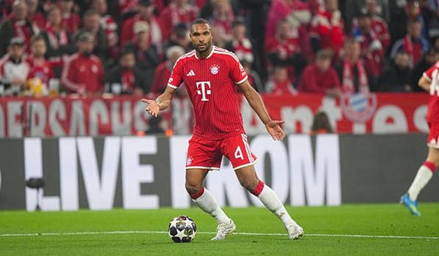 Jonathan Tah (6.1/10): Tah làm khá tốt nhiệm vụ kiềm tỏa Doue trong các pha đối đầu tay đôi và thực hiện được một vài tình huống giải nguy quan trọng trong vòng cấm. Tuy nhiên, điểm trừ lớn của anh là pha bỏ lỡ đáng tiếc từ tình huống đánh đầu cận thành ở cuối hiệp một.

Josip Stanisic (6.3/10): Stanisic có một ngày thi đấu tương đối nhàn nhã do PSG chủ yếu tập trung hỏa lực bên cánh đối diện. Dù phòng ngự ổn định nhưng anh lại đóng góp quá ít vào mặt trận tấn công, khiến Bayern thiếu đi sự đột biến ở hành lang của mình.

Aleksandar Pavlovic (6.6/10): Tài năng trẻ này đóng vai trò "máy quét" ổn định ở khu vực trung tuyến. Tuy nhiên, lối chơi của anh có phần an toàn quá mức. PSG dường như khá hài lòng khi để Pavlovic cầm bóng vì anh không tạo ra được nhiều tình huống mang tính sát thương lên hàng thủ đối phương.

Joshua Kimmich (6.5/10): Thủ quân của Bayern có phần bị lu mờ trước sự cơ động và xuất sắc của hàng tiền vệ PSG. Khi xâm nhập vào khu vực 1/3 cuối sân, những đường chuyền quyết định của Kimmich thường xuyên thiếu đi độ chính xác cần thiết để mở ra cơ hội rõ rệt.

Jamal Musiala (6.4/10): Ngoại trừ khoảng 5 phút bùng nổ cuối hiệp một, Musiala gần như "mất tích" trong phần lớn thời gian còn lại. Ngôi sao người Đức gặp khó khăn trong việc tìm kiếm khoảng trống giữa các tuyến và không thể kết nối hiệu quả với bộ ba tiền đạo phía trên.

Luis Diaz (6.6/10): Trong những phút đầu, Diaz chơi áp đảo và gây nhiều khó khăn cho Zaire-Emery. Tuy nhiên, anh thường xử lý bóng quá rườm rà khi tiến sát vòng cấm địa. Ở hiệp hai, chính Diaz là người tạo ra tình huống nguy hiểm nhất buộc thủ thành Safonov phải vất vả cản phá, nhưng chừng đó là chưa đủ để mang về chiến thắng.

Harry Kane (7.5/10): Kane tiếp tục lối chơi lùi sâu để hỗ trợ phòng ngự nhưng không đạt hiệu quả cao như trận lượt đi. Anh bị bộ đôi Pacho và Marquinhos phong tỏa gắt gao trong phần lớn trận đấu. Dù vậy, đẳng cấp của một ngôi sao đã lên tiếng đúng lúc với pha xoay người dứt điểm gỡ hòa vô cùng tinh tế.

Michael Olise (6.9/10): Một màn trình diễn dưới sức so với tiêu chuẩn cao mà Olise đã thiết lập từ đầu mùa. Dù sớm khiến Nuno Mendes phải nhận thẻ vàng, anh lại không thể tận dụng lợi thế đó. Olise bỏ lỡ nhiều cơ hội ngon ăn, tiêu biểu là cú dứt điểm đưa bóng đi vọt xà ngang đầy đáng tiếc.

Điểm số dành cho các cầu thủ Bayern Munich. Ảnh: BongDa.com.vn.