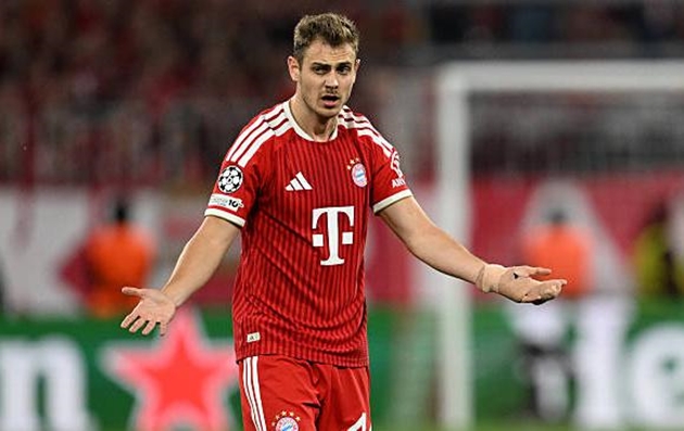 Josip Stanisic (6.3/10): Stanisic có một ngày thi đấu tương đối nhàn nhã do PSG chủ yếu tập trung hỏa lực bên cánh đối diện. Dù phòng ngự ổn định nhưng anh lại đóng góp quá ít vào mặt trận tấn công, khiến Bayern thiếu đi sự đột biến ở hành lang của mình.

Aleksandar Pavlovic (6.6/10): Tài năng trẻ này đóng vai trò "máy quét" ổn định ở khu vực trung tuyến. Tuy nhiên, lối chơi của anh có phần an toàn quá mức. PSG dường như khá hài lòng khi để Pavlovic cầm bóng vì anh không tạo ra được nhiều tình huống mang tính sát thương lên hàng thủ đối phương.

Joshua Kimmich (6.5/10): Thủ quân của Bayern có phần bị lu mờ trước sự cơ động và xuất sắc của hàng tiền vệ PSG. Khi xâm nhập vào khu vực 1/3 cuối sân, những đường chuyền quyết định của Kimmich thường xuyên thiếu đi độ chính xác cần thiết để mở ra cơ hội rõ rệt.

Jamal Musiala (6.4/10): Ngoại trừ khoảng 5 phút bùng nổ cuối hiệp một, Musiala gần như "mất tích" trong phần lớn thời gian còn lại. Ngôi sao người Đức gặp khó khăn trong việc tìm kiếm khoảng trống giữa các tuyến và không thể kết nối hiệu quả với bộ ba tiền đạo phía trên.

Luis Diaz (6.6/10): Trong những phút đầu, Diaz chơi áp đảo và gây nhiều khó khăn cho Zaire-Emery. Tuy nhiên, anh thường xử lý bóng quá rườm rà khi tiến sát vòng cấm địa. Ở hiệp hai, chính Diaz là người tạo ra tình huống nguy hiểm nhất buộc thủ thành Safonov phải vất vả cản phá, nhưng chừng đó là chưa đủ để mang về chiến thắng.

Harry Kane (7.5/10): Kane tiếp tục lối chơi lùi sâu để hỗ trợ phòng ngự nhưng không đạt hiệu quả cao như trận lượt đi. Anh bị bộ đôi Pacho và Marquinhos phong tỏa gắt gao trong phần lớn trận đấu. Dù vậy, đẳng cấp của một ngôi sao đã lên tiếng đúng lúc với pha xoay người dứt điểm gỡ hòa vô cùng tinh tế.

Michael Olise (6.9/10): Một màn trình diễn dưới sức so với tiêu chuẩn cao mà Olise đã thiết lập từ đầu mùa. Dù sớm khiến Nuno Mendes phải nhận thẻ vàng, anh lại không thể tận dụng lợi thế đó. Olise bỏ lỡ nhiều cơ hội ngon ăn, tiêu biểu là cú dứt điểm đưa bóng đi vọt xà ngang đầy đáng tiếc.

Điểm số dành cho các cầu thủ Bayern Munich. Ảnh: BongDa.com.vn.