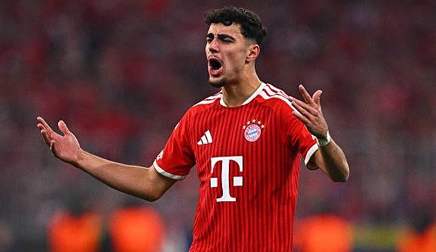 Aleksandar Pavlovic (6.6/10): Tài năng trẻ này đóng vai trò "máy quét" ổn định ở khu vực trung tuyến. Tuy nhiên, lối chơi của anh có phần an toàn quá mức. PSG dường như khá hài lòng khi để Pavlovic cầm bóng vì anh không tạo ra được nhiều tình huống mang tính sát thương lên hàng thủ đối phương.

Joshua Kimmich (6.5/10): Thủ quân của Bayern có phần bị lu mờ trước sự cơ động và xuất sắc của hàng tiền vệ PSG. Khi xâm nhập vào khu vực 1/3 cuối sân, những đường chuyền quyết định của Kimmich thường xuyên thiếu đi độ chính xác cần thiết để mở ra cơ hội rõ rệt.

Jamal Musiala (6.4/10): Ngoại trừ khoảng 5 phút bùng nổ cuối hiệp một, Musiala gần như "mất tích" trong phần lớn thời gian còn lại. Ngôi sao người Đức gặp khó khăn trong việc tìm kiếm khoảng trống giữa các tuyến và không thể kết nối hiệu quả với bộ ba tiền đạo phía trên.

Luis Diaz (6.6/10): Trong những phút đầu, Diaz chơi áp đảo và gây nhiều khó khăn cho Zaire-Emery. Tuy nhiên, anh thường xử lý bóng quá rườm rà khi tiến sát vòng cấm địa. Ở hiệp hai, chính Diaz là người tạo ra tình huống nguy hiểm nhất buộc thủ thành Safonov phải vất vả cản phá, nhưng chừng đó là chưa đủ để mang về chiến thắng.

Harry Kane (7.5/10): Kane tiếp tục lối chơi lùi sâu để hỗ trợ phòng ngự nhưng không đạt hiệu quả cao như trận lượt đi. Anh bị bộ đôi Pacho và Marquinhos phong tỏa gắt gao trong phần lớn trận đấu. Dù vậy, đẳng cấp của một ngôi sao đã lên tiếng đúng lúc với pha xoay người dứt điểm gỡ hòa vô cùng tinh tế.

Michael Olise (6.9/10): Một màn trình diễn dưới sức so với tiêu chuẩn cao mà Olise đã thiết lập từ đầu mùa. Dù sớm khiến Nuno Mendes phải nhận thẻ vàng, anh lại không thể tận dụng lợi thế đó. Olise bỏ lỡ nhiều cơ hội ngon ăn, tiêu biểu là cú dứt điểm đưa bóng đi vọt xà ngang đầy đáng tiếc.

Điểm số dành cho các cầu thủ Bayern Munich. Ảnh: BongDa.com.vn.
