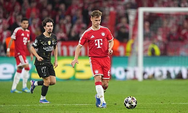 Joshua Kimmich (6.5/10): Thủ quân của Bayern có phần bị lu mờ trước sự cơ động và xuất sắc của hàng tiền vệ PSG. Khi xâm nhập vào khu vực 1/3 cuối sân, những đường chuyền quyết định của Kimmich thường xuyên thiếu đi độ chính xác cần thiết để mở ra cơ hội rõ rệt.

Jamal Musiala (6.4/10): Ngoại trừ khoảng 5 phút bùng nổ cuối hiệp một, Musiala gần như "mất tích" trong phần lớn thời gian còn lại. Ngôi sao người Đức gặp khó khăn trong việc tìm kiếm khoảng trống giữa các tuyến và không thể kết nối hiệu quả với bộ ba tiền đạo phía trên.

Luis Diaz (6.6/10): Trong những phút đầu, Diaz chơi áp đảo và gây nhiều khó khăn cho Zaire-Emery. Tuy nhiên, anh thường xử lý bóng quá rườm rà khi tiến sát vòng cấm địa. Ở hiệp hai, chính Diaz là người tạo ra tình huống nguy hiểm nhất buộc thủ thành Safonov phải vất vả cản phá, nhưng chừng đó là chưa đủ để mang về chiến thắng.

Harry Kane (7.5/10): Kane tiếp tục lối chơi lùi sâu để hỗ trợ phòng ngự nhưng không đạt hiệu quả cao như trận lượt đi. Anh bị bộ đôi Pacho và Marquinhos phong tỏa gắt gao trong phần lớn trận đấu. Dù vậy, đẳng cấp của một ngôi sao đã lên tiếng đúng lúc với pha xoay người dứt điểm gỡ hòa vô cùng tinh tế.

Michael Olise (6.9/10): Một màn trình diễn dưới sức so với tiêu chuẩn cao mà Olise đã thiết lập từ đầu mùa. Dù sớm khiến Nuno Mendes phải nhận thẻ vàng, anh lại không thể tận dụng lợi thế đó. Olise bỏ lỡ nhiều cơ hội ngon ăn, tiêu biểu là cú dứt điểm đưa bóng đi vọt xà ngang đầy đáng tiếc.

Điểm số dành cho các cầu thủ Bayern Munich. Ảnh: BongDa.com.vn.