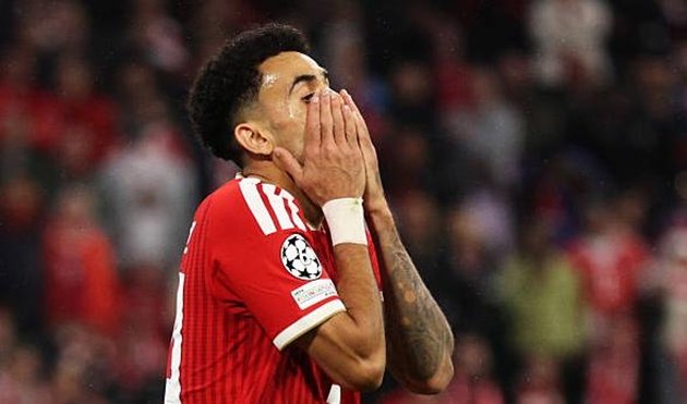 Luis Diaz (6.6/10): Trong những phút đầu, Diaz chơi áp đảo và gây nhiều khó khăn cho Zaire-Emery. Tuy nhiên, anh thường xử lý bóng quá rườm rà khi tiến sát vòng cấm địa. Ở hiệp hai, chính Diaz là người tạo ra tình huống nguy hiểm nhất buộc thủ thành Safonov phải vất vả cản phá, nhưng chừng đó là chưa đủ để mang về chiến thắng.

Harry Kane (7.5/10): Kane tiếp tục lối chơi lùi sâu để hỗ trợ phòng ngự nhưng không đạt hiệu quả cao như trận lượt đi. Anh bị bộ đôi Pacho và Marquinhos phong tỏa gắt gao trong phần lớn trận đấu. Dù vậy, đẳng cấp của một ngôi sao đã lên tiếng đúng lúc với pha xoay người dứt điểm gỡ hòa vô cùng tinh tế.

Michael Olise (6.9/10): Một màn trình diễn dưới sức so với tiêu chuẩn cao mà Olise đã thiết lập từ đầu mùa. Dù sớm khiến Nuno Mendes phải nhận thẻ vàng, anh lại không thể tận dụng lợi thế đó. Olise bỏ lỡ nhiều cơ hội ngon ăn, tiêu biểu là cú dứt điểm đưa bóng đi vọt xà ngang đầy đáng tiếc.

Điểm số dành cho các cầu thủ Bayern Munich. Ảnh: BongDa.com.vn.