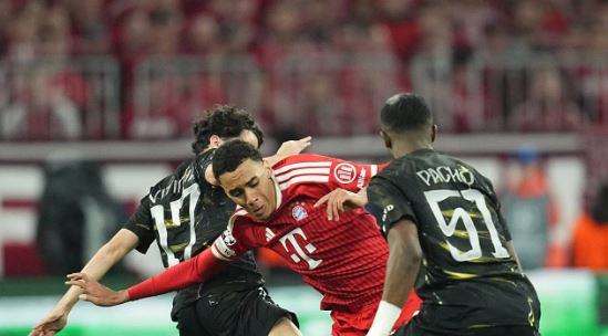 Willian Pacho làm tốt nhiệm vụ phòng ngự.
