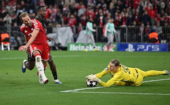 Matvey Safonov (7.5/10): Một màn trình diễn cực kỳ chắc chắn của thủ thành người Nga. Anh thực hiện tổng cộng 5 pha cứu thua xuất sắc trong cả trận. Safonov hoàn toàn không có lỗi trong bàn thua cuối trận khi đối phương dứt điểm quá hiểm hóc.

Warren Zaire-Emery (6.5/10): Được xếp đá trám vào vị trí hậu vệ phải do Hakimi vắng mặt. Dù đôi lúc gặp khó khăn trước tốc độ của Diaz, anh vẫn nỗ lực hoàn thành nhiệm vụ và thậm chí còn tạo ra được một vài cơ hội tấn công sắc nét.

Marquinhos (6.5/10): Thủ quân của PSG đã có một trận đấu đầy kỷ luật và quyết tâm sau những chệch choạc ở trận đấu trước. Anh đặc biệt mạnh mẽ trong các tình huống không chiến và là chỗ dựa tinh thần quan trọng cho toàn đội dù phải nhận một thẻ vàng.

Willian Pacho (7.1/10): Điểm sáng ở hàng thủ với những pha tắc bóng quyết liệt và chính xác. Anh liên tục thu hồi bóng và có nhiều pha giải nguy quan trọng, dù sẽ cảm thấy đôi chút thất vọng khi để mất dấu Harry Kane trong tình huống dẫn đến bàn thua.

Nuno Mendes (7/10): Khởi đầu chệch choạc và sớm nhận thẻ vàng, nhưng Mendes đã bản lĩnh để không nhận thêm thẻ phạt. Anh dần bắt nhịp và gần như vô hiệu hóa hoàn toàn các pha lên bóng nguy hiểm từ hành lang cánh của đối phương.

Joao Neves (6.7/10): Thi đấu năng nổ nhưng cũng đánh mất bóng nhiều hơn mức cần thiết. Tuy nhiên, tiền vệ người Bồ Đào Nha đã có một pha đánh đầu hiểm hóc buộc Neuer phải trổ tài cứu thua sau một tình huống băng cắt thông minh về phía cột xa.

Vitinha (6.6/10): Dù điểm số không quá cao, Vitinha vẫn là hạt nhân trong lối chơi với 4 cơ hội được tạo ra từ những đường chuyền chuẩn xác. Anh cũng có pha bọc lót kịp thời để ngăn chặn tình huống dứt điểm nguy hiểm của Musiala.

Fabian Ruiz (7/10): Sự trở lại của tiền vệ người Tây Ban Nha mang lại tính chiến đấu rất cao cho tuyến giữa PSG. Chính Ruiz là người tung đường chuyền một chạm tinh tế mở ra cơ hội cho Kvaratskhelia kiến tạo bàn thắng mở tỷ số.

Ousmane Dembele (7.6/10): Cầu thủ xuất sắc nhất trận. Anh dứt điểm quyết đoán từ đường căng ngang của Kvaratskhelia để khai thông thế bế tắc. Dù thể lực suy giảm trong hiệp hai và bị thay ra, đóng góp của anh đã giúp PSG tiến vào chung kết.

Desire Doue (6.9/10 - Thay ra): Được xếp đá tiền đạo trung tâm nhưng thi đấu mờ nhạt trong hiệp một khi không tạo ra được cú sút nào. Sau giờ nghỉ, Doue chơi năng nổ hơn và suýt chút nữa đã có bàn thắng sau nỗ lực cá nhân.


Khvicha Kvaratskhelia (7.1/10): Một "cơn lốc" bên hành lang cánh với khả năng đi bóng lắt léo. Đường kiến tạo dọn cỗ cho Dembele cho thấy nhãn quan tuyệt vời của cầu thủ người Georgia. Anh luôn khiến hàng thủ đối phương khốn đốn trong các tình huống đối đầu trực tiếp.