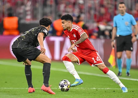 Marquinhos (6.5/10): Thủ quân của PSG đã có một trận đấu đầy kỷ luật và quyết tâm sau những chệch choạc ở trận đấu trước. Anh đặc biệt mạnh mẽ trong các tình huống không chiến và là chỗ dựa tinh thần quan trọng cho toàn đội dù phải nhận một thẻ vàng.

Willian Pacho (7.1/10): Điểm sáng ở hàng thủ với những pha tắc bóng quyết liệt và chính xác. Anh liên tục thu hồi bóng và có nhiều pha giải nguy quan trọng, dù sẽ cảm thấy đôi chút thất vọng khi để mất dấu Harry Kane trong tình huống dẫn đến bàn thua.

Nuno Mendes (7/10): Khởi đầu chệch choạc và sớm nhận thẻ vàng, nhưng Mendes đã bản lĩnh để không nhận thêm thẻ phạt. Anh dần bắt nhịp và gần như vô hiệu hóa hoàn toàn các pha lên bóng nguy hiểm từ hành lang cánh của đối phương.

Joao Neves (6.7/10): Thi đấu năng nổ nhưng cũng đánh mất bóng nhiều hơn mức cần thiết. Tuy nhiên, tiền vệ người Bồ Đào Nha đã có một pha đánh đầu hiểm hóc buộc Neuer phải trổ tài cứu thua sau một tình huống băng cắt thông minh về phía cột xa.

Vitinha (6.6/10): Dù điểm số không quá cao, Vitinha vẫn là hạt nhân trong lối chơi với 4 cơ hội được tạo ra từ những đường chuyền chuẩn xác. Anh cũng có pha bọc lót kịp thời để ngăn chặn tình huống dứt điểm nguy hiểm của Musiala.

Fabian Ruiz (7/10): Sự trở lại của tiền vệ người Tây Ban Nha mang lại tính chiến đấu rất cao cho tuyến giữa PSG. Chính Ruiz là người tung đường chuyền một chạm tinh tế mở ra cơ hội cho Kvaratskhelia kiến tạo bàn thắng mở tỷ số.

Ousmane Dembele (7.6/10): Cầu thủ xuất sắc nhất trận. Anh dứt điểm quyết đoán từ đường căng ngang của Kvaratskhelia để khai thông thế bế tắc. Dù thể lực suy giảm trong hiệp hai và bị thay ra, đóng góp của anh đã giúp PSG tiến vào chung kết.

Desire Doue (6.9/10 - Thay ra): Được xếp đá tiền đạo trung tâm nhưng thi đấu mờ nhạt trong hiệp một khi không tạo ra được cú sút nào. Sau giờ nghỉ, Doue chơi năng nổ hơn và suýt chút nữa đã có bàn thắng sau nỗ lực cá nhân.


Khvicha Kvaratskhelia (7.1/10): Một "cơn lốc" bên hành lang cánh với khả năng đi bóng lắt léo. Đường kiến tạo dọn cỗ cho Dembele cho thấy nhãn quan tuyệt vời của cầu thủ người Georgia. Anh luôn khiến hàng thủ đối phương khốn đốn trong các tình huống đối đầu trực tiếp.