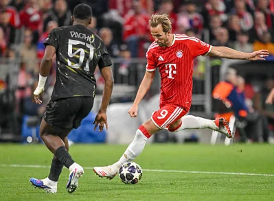 Willian Pacho (7.1/10): Điểm sáng ở hàng thủ với những pha tắc bóng quyết liệt và chính xác. Anh liên tục thu hồi bóng và có nhiều pha giải nguy quan trọng, dù sẽ cảm thấy đôi chút thất vọng khi để mất dấu Harry Kane trong tình huống dẫn đến bàn thua.

Nuno Mendes (7/10): Khởi đầu chệch choạc và sớm nhận thẻ vàng, nhưng Mendes đã bản lĩnh để không nhận thêm thẻ phạt. Anh dần bắt nhịp và gần như vô hiệu hóa hoàn toàn các pha lên bóng nguy hiểm từ hành lang cánh của đối phương.

Joao Neves (6.7/10): Thi đấu năng nổ nhưng cũng đánh mất bóng nhiều hơn mức cần thiết. Tuy nhiên, tiền vệ người Bồ Đào Nha đã có một pha đánh đầu hiểm hóc buộc Neuer phải trổ tài cứu thua sau một tình huống băng cắt thông minh về phía cột xa.

Vitinha (6.6/10): Dù điểm số không quá cao, Vitinha vẫn là hạt nhân trong lối chơi với 4 cơ hội được tạo ra từ những đường chuyền chuẩn xác. Anh cũng có pha bọc lót kịp thời để ngăn chặn tình huống dứt điểm nguy hiểm của Musiala.

Fabian Ruiz (7/10): Sự trở lại của tiền vệ người Tây Ban Nha mang lại tính chiến đấu rất cao cho tuyến giữa PSG. Chính Ruiz là người tung đường chuyền một chạm tinh tế mở ra cơ hội cho Kvaratskhelia kiến tạo bàn thắng mở tỷ số.

Ousmane Dembele (7.6/10): Cầu thủ xuất sắc nhất trận. Anh dứt điểm quyết đoán từ đường căng ngang của Kvaratskhelia để khai thông thế bế tắc. Dù thể lực suy giảm trong hiệp hai và bị thay ra, đóng góp của anh đã giúp PSG tiến vào chung kết.

Desire Doue (6.9/10 - Thay ra): Được xếp đá tiền đạo trung tâm nhưng thi đấu mờ nhạt trong hiệp một khi không tạo ra được cú sút nào. Sau giờ nghỉ, Doue chơi năng nổ hơn và suýt chút nữa đã có bàn thắng sau nỗ lực cá nhân.


Khvicha Kvaratskhelia (7.1/10): Một "cơn lốc" bên hành lang cánh với khả năng đi bóng lắt léo. Đường kiến tạo dọn cỗ cho Dembele cho thấy nhãn quan tuyệt vời của cầu thủ người Georgia. Anh luôn khiến hàng thủ đối phương khốn đốn trong các tình huống đối đầu trực tiếp.