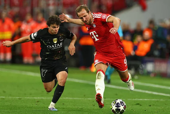 Joao Neves (6.7/10): Thi đấu năng nổ nhưng cũng đánh mất bóng nhiều hơn mức cần thiết. Tuy nhiên, tiền vệ người Bồ Đào Nha đã có một pha đánh đầu hiểm hóc buộc Neuer phải trổ tài cứu thua sau một tình huống băng cắt thông minh về phía cột xa.

Vitinha (6.6/10): Dù điểm số không quá cao, Vitinha vẫn là hạt nhân trong lối chơi với 4 cơ hội được tạo ra từ những đường chuyền chuẩn xác. Anh cũng có pha bọc lót kịp thời để ngăn chặn tình huống dứt điểm nguy hiểm của Musiala.

Fabian Ruiz (7/10): Sự trở lại của tiền vệ người Tây Ban Nha mang lại tính chiến đấu rất cao cho tuyến giữa PSG. Chính Ruiz là người tung đường chuyền một chạm tinh tế mở ra cơ hội cho Kvaratskhelia kiến tạo bàn thắng mở tỷ số.

Ousmane Dembele (7.6/10): Cầu thủ xuất sắc nhất trận. Anh dứt điểm quyết đoán từ đường căng ngang của Kvaratskhelia để khai thông thế bế tắc. Dù thể lực suy giảm trong hiệp hai và bị thay ra, đóng góp của anh đã giúp PSG tiến vào chung kết.

Desire Doue (6.9/10 - Thay ra): Được xếp đá tiền đạo trung tâm nhưng thi đấu mờ nhạt trong hiệp một khi không tạo ra được cú sút nào. Sau giờ nghỉ, Doue chơi năng nổ hơn và suýt chút nữa đã có bàn thắng sau nỗ lực cá nhân.


Khvicha Kvaratskhelia (7.1/10): Một "cơn lốc" bên hành lang cánh với khả năng đi bóng lắt léo. Đường kiến tạo dọn cỗ cho Dembele cho thấy nhãn quan tuyệt vời của cầu thủ người Georgia. Anh luôn khiến hàng thủ đối phương khốn đốn trong các tình huống đối đầu trực tiếp.