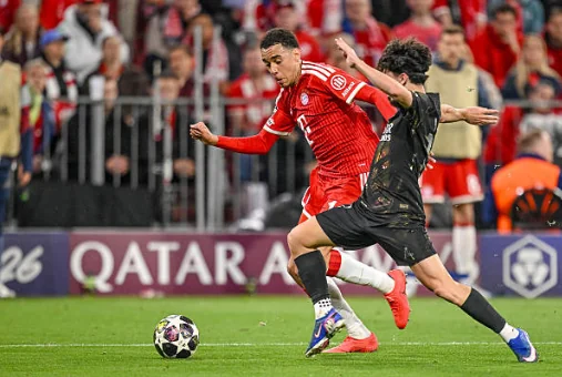 Vitinha (6.6/10): Dù điểm số không quá cao, Vitinha vẫn là hạt nhân trong lối chơi với 4 cơ hội được tạo ra từ những đường chuyền chuẩn xác. Anh cũng có pha bọc lót kịp thời để ngăn chặn tình huống dứt điểm nguy hiểm của Musiala.

Fabian Ruiz (7/10): Sự trở lại của tiền vệ người Tây Ban Nha mang lại tính chiến đấu rất cao cho tuyến giữa PSG. Chính Ruiz là người tung đường chuyền một chạm tinh tế mở ra cơ hội cho Kvaratskhelia kiến tạo bàn thắng mở tỷ số.

Ousmane Dembele (7.6/10): Cầu thủ xuất sắc nhất trận. Anh dứt điểm quyết đoán từ đường căng ngang của Kvaratskhelia để khai thông thế bế tắc. Dù thể lực suy giảm trong hiệp hai và bị thay ra, đóng góp của anh đã giúp PSG tiến vào chung kết.

Desire Doue (6.9/10 - Thay ra): Được xếp đá tiền đạo trung tâm nhưng thi đấu mờ nhạt trong hiệp một khi không tạo ra được cú sút nào. Sau giờ nghỉ, Doue chơi năng nổ hơn và suýt chút nữa đã có bàn thắng sau nỗ lực cá nhân.


Khvicha Kvaratskhelia (7.1/10): Một "cơn lốc" bên hành lang cánh với khả năng đi bóng lắt léo. Đường kiến tạo dọn cỗ cho Dembele cho thấy nhãn quan tuyệt vời của cầu thủ người Georgia. Anh luôn khiến hàng thủ đối phương khốn đốn trong các tình huống đối đầu trực tiếp.