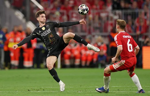 Fabian Ruiz (7/10): Sự trở lại của tiền vệ người Tây Ban Nha mang lại tính chiến đấu rất cao cho tuyến giữa PSG. Chính Ruiz là người tung đường chuyền một chạm tinh tế mở ra cơ hội cho Kvaratskhelia kiến tạo bàn thắng mở tỷ số.

Ousmane Dembele (7.6/10): Cầu thủ xuất sắc nhất trận. Anh dứt điểm quyết đoán từ đường căng ngang của Kvaratskhelia để khai thông thế bế tắc. Dù thể lực suy giảm trong hiệp hai và bị thay ra, đóng góp của anh đã giúp PSG tiến vào chung kết.

Desire Doue (6.9/10 - Thay ra): Được xếp đá tiền đạo trung tâm nhưng thi đấu mờ nhạt trong hiệp một khi không tạo ra được cú sút nào. Sau giờ nghỉ, Doue chơi năng nổ hơn và suýt chút nữa đã có bàn thắng sau nỗ lực cá nhân.


Khvicha Kvaratskhelia (7.1/10): Một "cơn lốc" bên hành lang cánh với khả năng đi bóng lắt léo. Đường kiến tạo dọn cỗ cho Dembele cho thấy nhãn quan tuyệt vời của cầu thủ người Georgia. Anh luôn khiến hàng thủ đối phương khốn đốn trong các tình huống đối đầu trực tiếp.