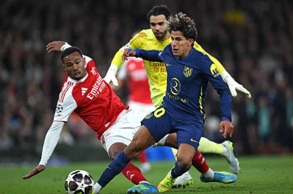 Gabriel có pha cản phá chính xác giúp Arsenal bảo toàn lợi thế trước Atletico.