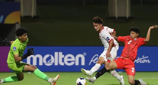 Đậu Quang Hưng toả sáng giúp U17 Việt Nam đánh bại U17 Yemen.