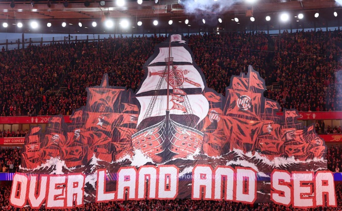 Bức tifo mang đầy đủ thông điệp mà Arsenal muốn truyền tải tại Champions League.
