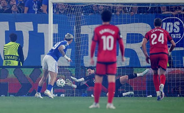 Julio Enciso đá hỏng phạt đền ở những phút cuối.